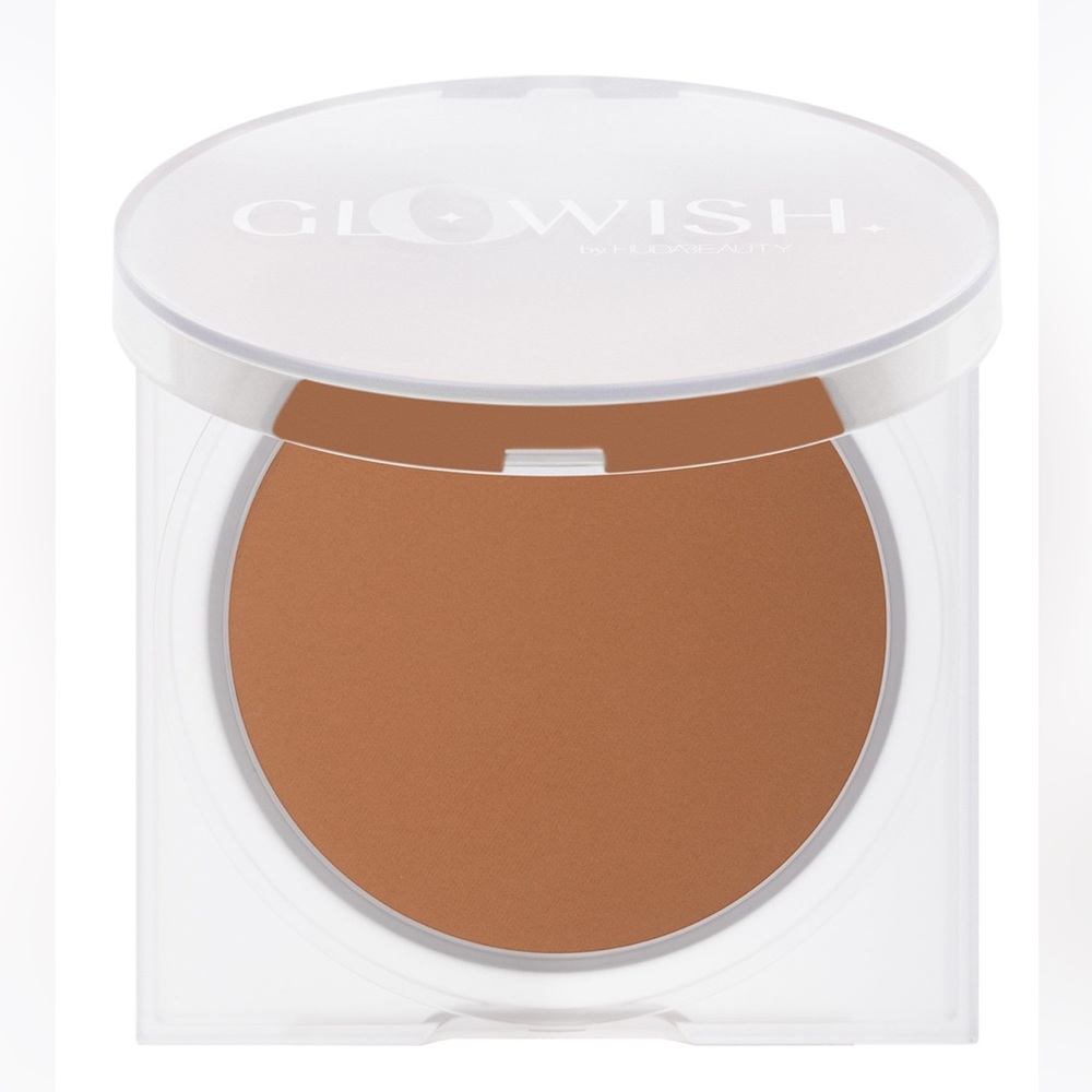 HUDA BEAUTY
GloWish Lightweight Blurring Pressed Powder